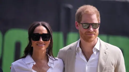 Hoàng tử Harry và Meghan “ngỡ ngàng” trước thư của Vua Charles khẳng định họ vẫn là thành viên hoàng gia không làm việc