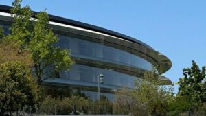 Ngân hàng Bank of America cảnh báo rủi ro mới cho doanh thu dịch vụ của Apple từ AI của Meta