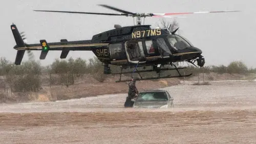 Cảnh sát Arizona dùng trực thăng cứu hai người mắc kẹt trong xe lũ lụt