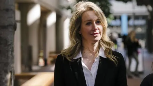 Elizabeth Holmes Sẽ Được Chuyển Đến Nhà Tạm Trú Vào Năm Tới