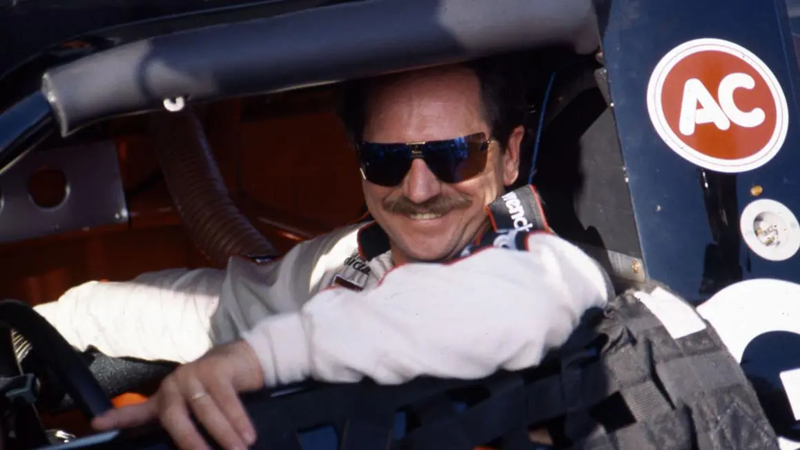 Cựu danh thủ NASCAR Dale Earnhardt từng đập tay gãy khi đánh kẻ trộm bắn hươu trên nông trại