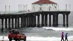 Thời tiết cuối tuần ở Nam California: Độ ẩm, mưa nhẹ và sóng lớn