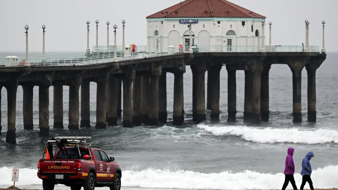 Thời tiết cuối tuần ở Nam California: Độ ẩm, mưa nhẹ và sóng lớn