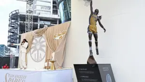 Lisa Leslie Huyền thoại của Sparks được vinh danh với tượng đài bên ngoài Crypto.com Arena