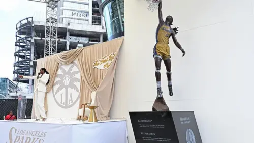 Lisa Leslie Huyền thoại của Sparks được vinh danh với tượng đài bên ngoài Crypto.com Arena