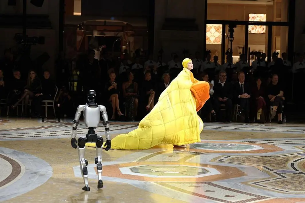 Vogue Đưa Robot Lên Sàn Diễn Thời Trang, Khán Giả Không Hài Lòng