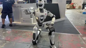 Một robot hình người đã giả vờ đấm tôi. Đã đến lúc ngừng ca ngợi bạo lực giữa robot