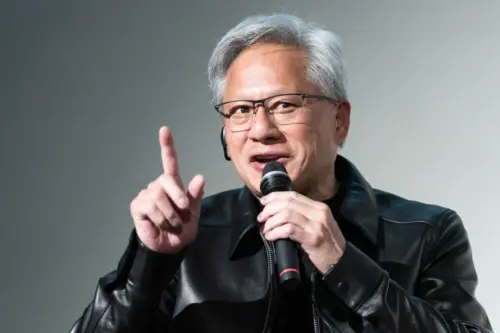 Jensen Huang nhận cuộc gọi từ Trump và khoe sản phẩm mới