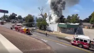 Cháy lớn trên Phố West Patton, gây kẹt xe gần Xa lộ Liên tiểu bang 45 phía Bắc