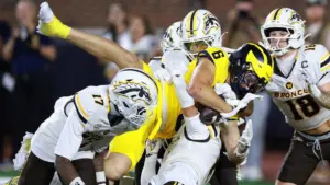 Tranh cãi đồng hồ khiến Michigan Wolverines tránh khỏi thất bại đậm trước Western Michigan