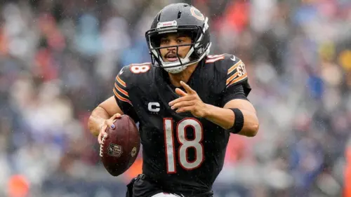 Cầu thủ bóng bầu dục Caleb Williams của đội Bears bị cáng rời sân vì chấn thương gân kheo