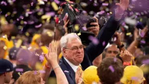 Huấn Luyện Viên Huyền Thoại Phil Jackson Sắp Được Vinh Danh Bằng Tượng Đài Tại Star Plaza