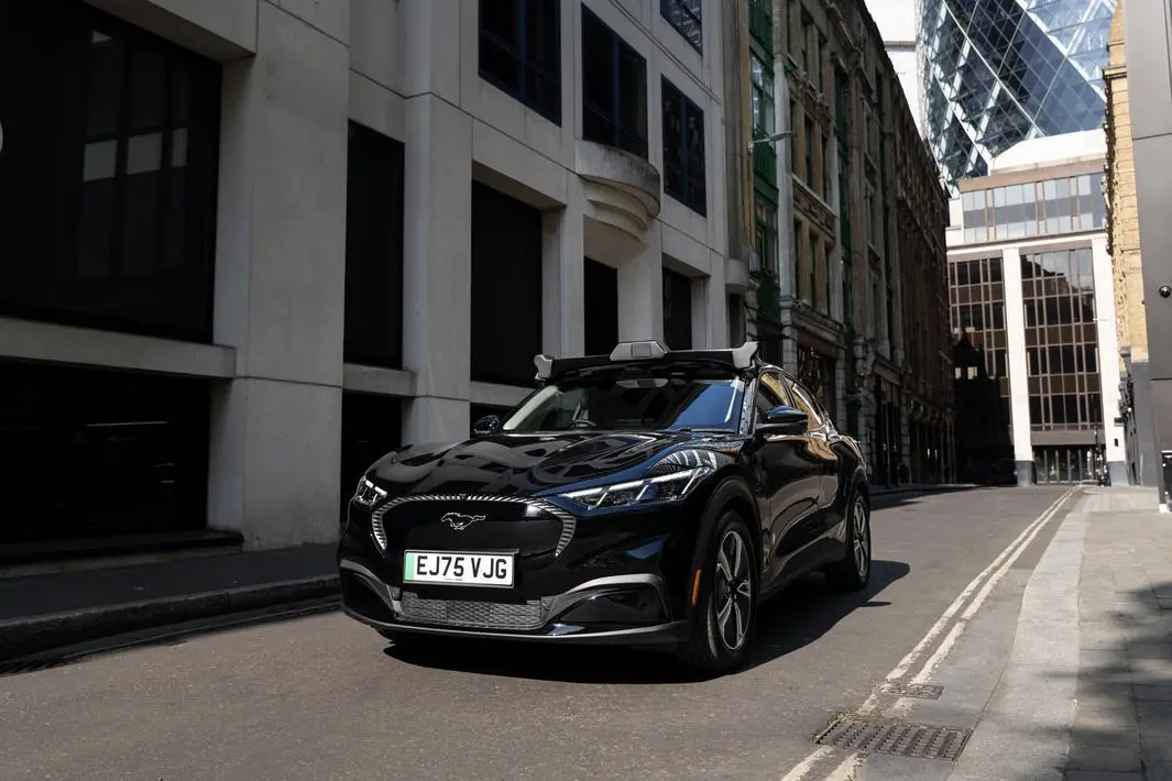 Uber và Wayve ra mắt dịch vụ robotaxi công cộng đầu tiên tại London