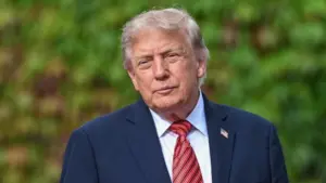 Tổng Thống Donald Trump bác bỏ các quy định mới về AI, gọi đây là “âm mưu bệnh hoạn”