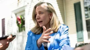 Thống đốc Virginia Abigail Spanberger bị chỉ trích vì hủy bỏ quy định bảo vệ thể thao nữ