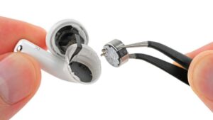 iFixIt hé lộ cải tiến nhỏ về khả năng sửa chữa cho AirPods 5