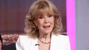 Nữ diễn viên Barbara Eden, 95 tuổi, cho biết bà vẫn ổn sau khi hủy bỏ đột xuất sự kiện