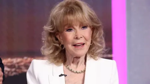 Nữ diễn viên Barbara Eden, 95 tuổi, cho biết bà vẫn ổn sau khi hủy bỏ đột xuất sự kiện