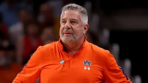 Huấn luyện viên Bruce Pearl khen ngợi Robert Kraft là người hùng vì cấm Macklemore