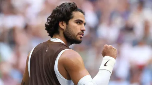 Khán giả nữ tại US Open chú ý đến Carlos Alcaraz cởi trần
