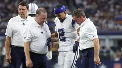 Cầu thủ Dallas Cowboys Cobie Durant bị giẫm lên trong trận thắng Commanders