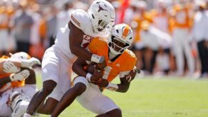 HLV Đội Bóng bầu dục Texas Longhorns Colin Simmons: Hành động ăn mừng bàn thắng phản cảm là khó chấp nhận với một VĐV Thiên Chúa giáo