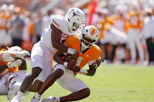HLV Đội Bóng bầu dục Texas Longhorns Colin Simmons: Hành động ăn mừng bàn thắng phản cảm là khó chấp nhận với một VĐV Thiên Chúa giáo