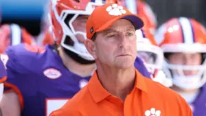 HLV Dabo Swinney của Clemson chỉ trích HLV Lane Kiffin và LSU vì chiêu mộ cầu thủ NFL