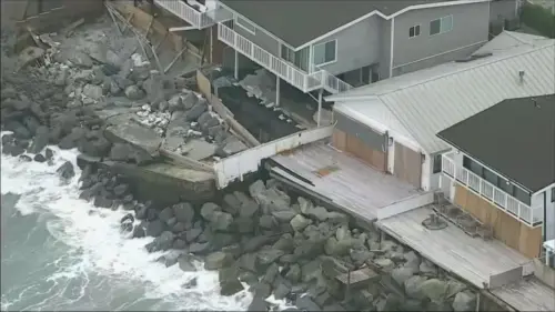 Thêm nhà ven biển ở Dana Point bị đánh dấu đỏ sau sóng lớn