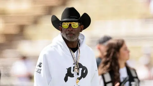 Huấn luyện viên Deion Sanders thẳng tay loại bỏ nhiều cầu thủ sau vụ việc trong phòng thay đồ