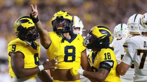 Michigan Wolverines vượt qua Western Michigan trong trận đấu kịch tính đầu mùa giải