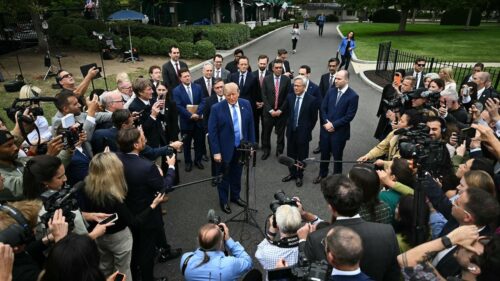 Tổng Thống Donald Trump: Lãnh đạo công nghệ đã ký ‘hiến pháp’ tự kiểm soát AI