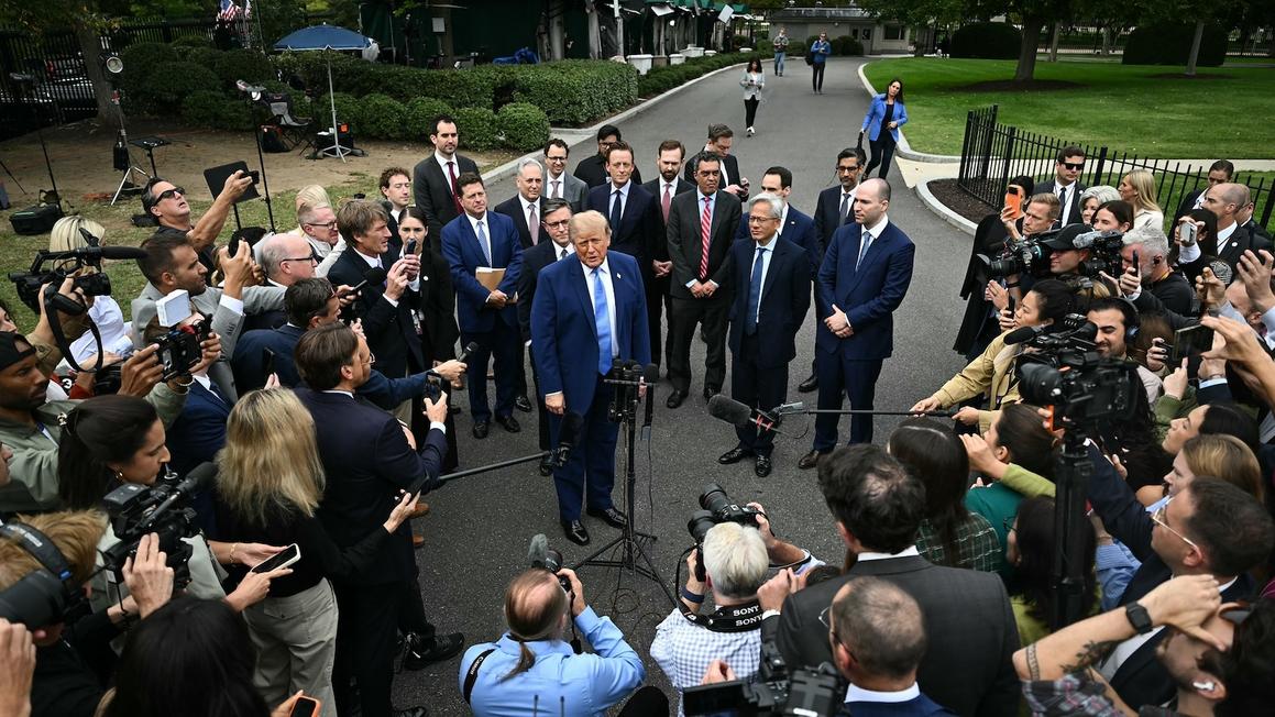 Tổng Thống Donald Trump: Lãnh đạo công nghệ đã ký &#8216;hiến pháp&#8217; tự kiểm soát AI