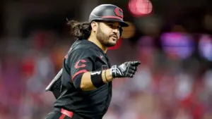 Cầu thủ Cincinnati Reds đón tin vui trở thành công dân Hoa Kỳ, lập tức ghi home run