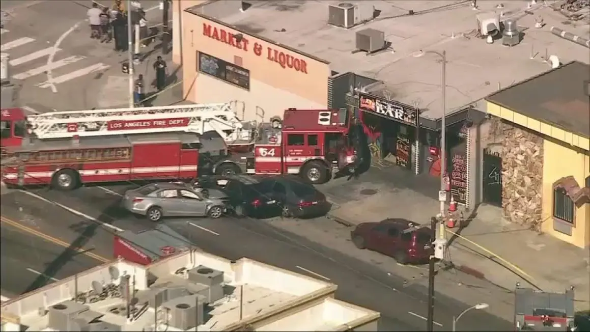 7 người nhập viện sau vụ va chạm liên hoàn liên quan xe cứu hỏa ở Los Angeles