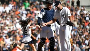 Justin Verlander xúc động chia tay sự nghiệp, con gái bất ngờ xuất hiện bên cạnh