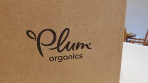 Plum Organics Đồng Ý Tiêu Chuẩn Mới Về Kim Loại Nặng Trong Thực Phẩm Cho Trẻ Em Sau Điều Tra Từ Texas