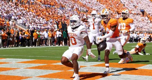 Texas Longhorns Giữ Vững Ngôi Vô Địch, Đánh Bại Tennessee 20-17 Tại Knoxville