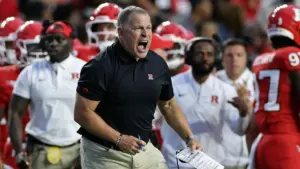 Huấn luyện viên Rutgers Greg Schiano nổi giận sau quả phạt đền gây tranh cãi trong trận thua USC