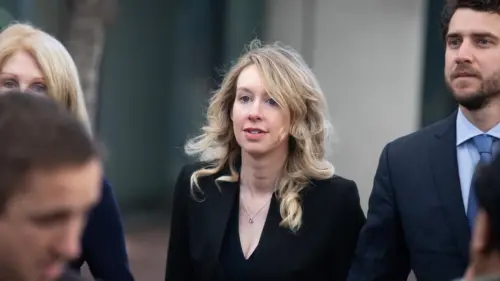 Elizabeth Holmes sẽ chuyển đến nhà tạm trú vào tháng 8 năm 2027