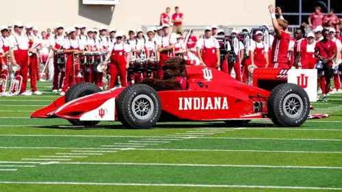 Linh vật của Đại học Indiana khởi đầu mùa giải với màn trình diễn đỉnh cao