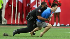 Fan chạy vào sân tại trận đấu Houston Cougars bị cảnh sát khống chế