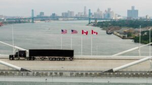 HOA KỲ CẤM NHẬP KHẨU HÀNG TRĂM TRIỆU ĐÔ LA SẢN PHẨM TỪ CANADA