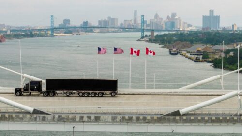 HOA KỲ CẤM NHẬP KHẨU HÀNG TRĂM TRIỆU ĐÔ LA SẢN PHẨM TỪ CANADA