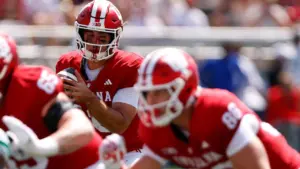 Khoảnh Khắc “Football Guy” Của Mùa Giải: Josh Hoover Vẫn Thi Đấu Dù Máu Rơi Dưới Mặt