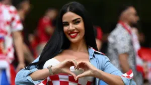 Siêu mẫu Ivana Knoll xuất hiện bên lề sân cỏ tại trận đấu của NFL