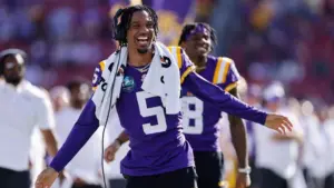 Khán giả LSU la ó cựu sao Heisman Jayden Daniels khi tên anh xuất hiện trên màn hình lớn