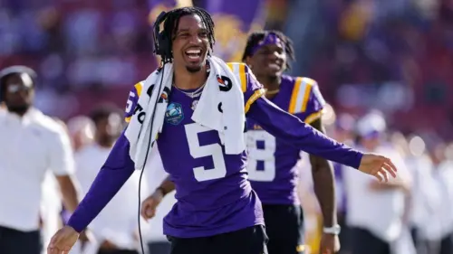 Khán giả LSU la ó cựu sao Heisman Jayden Daniels khi tên anh xuất hiện trên màn hình lớn