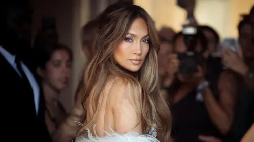 Jennifer Lopez Đẹp Lộng Lẫy Trong Bộ Đồ Bơi Họa Tiết Khi Tận Hưởng Những Ngày Cuối Hè