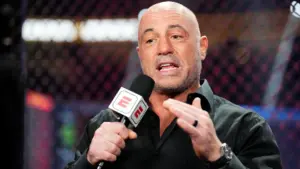 Joe Rogan cảnh báo về sự trỗi dậy của chủ nghĩa xã hội khi diễn viên hài Yakov Smirnoff hồi tưởng về việc trốn thoát khỏi Liên Xô